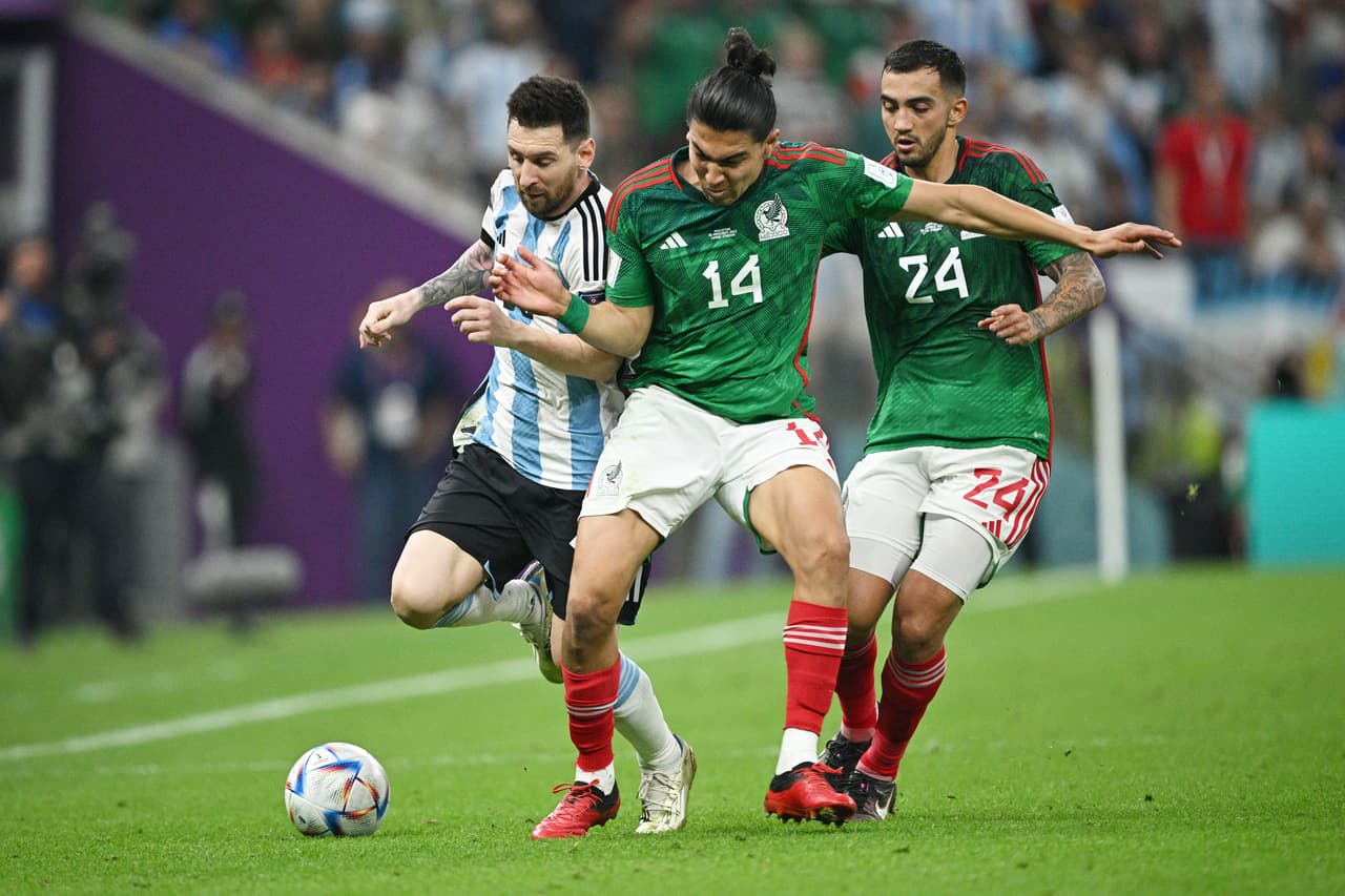 La Selección de Argentina sacó los tres puntos tres vencer a México por dos goles contra cero con las anotaciones de Messi y Fernández en el segundo tiempo con lo que se coloca en el segundo lugar del Grupo C y México cae al sótano.