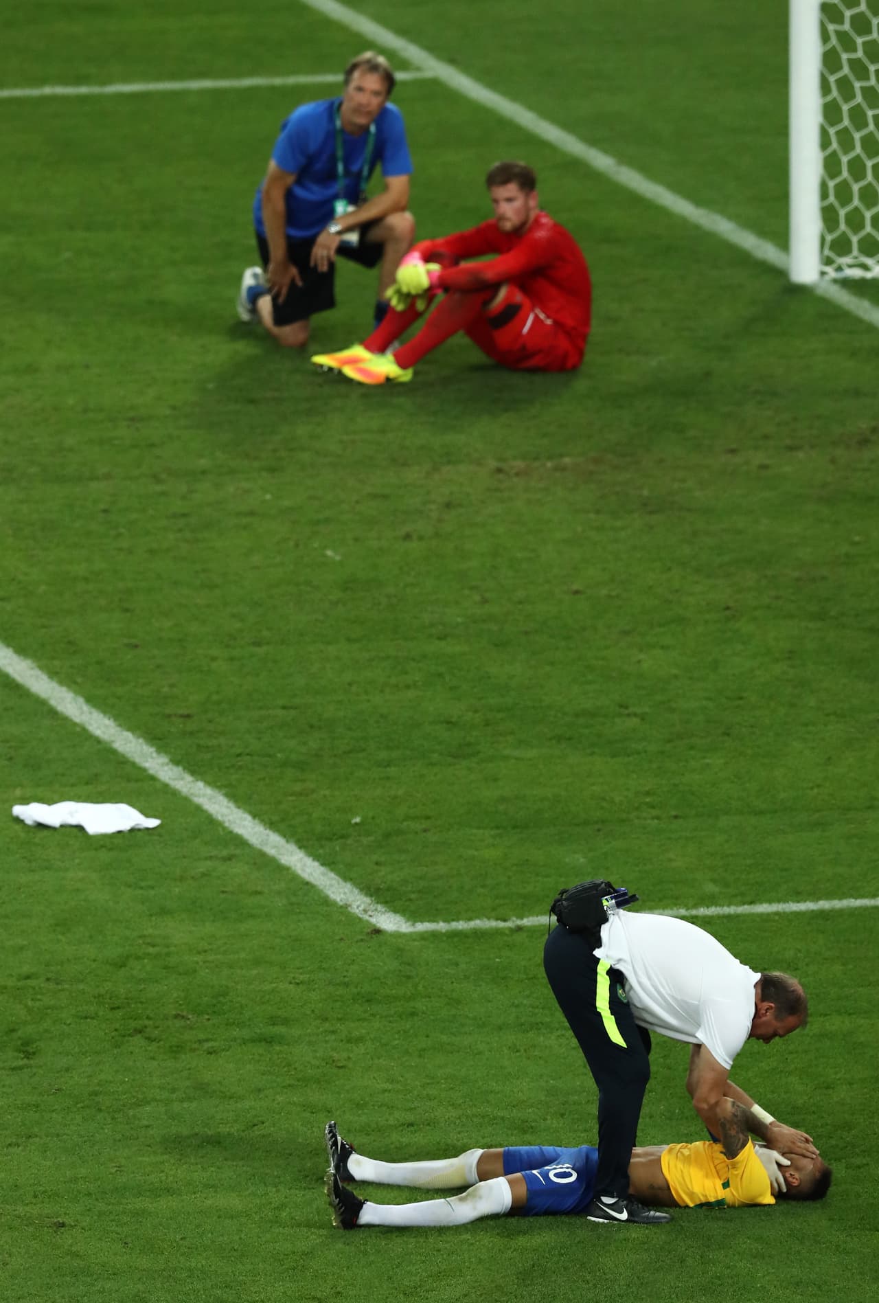 Neymar hizo su conocido amague antes de anidarla a un costado del portero para asegurar el oro esperado. La estrella se desplomó en el campo llorando desconsoladamente.