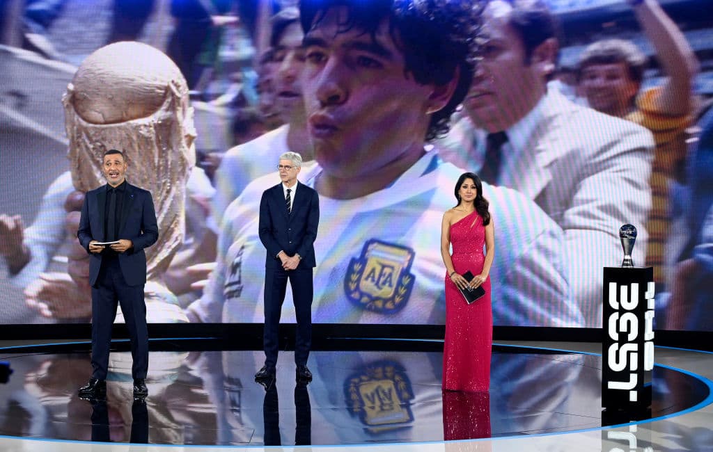 Ruud Gullit, Arsene Wenger y Reshmin Chowdhury dieron unas cuantas palabras para rendir tributo a Diego tras su fallecimiento.