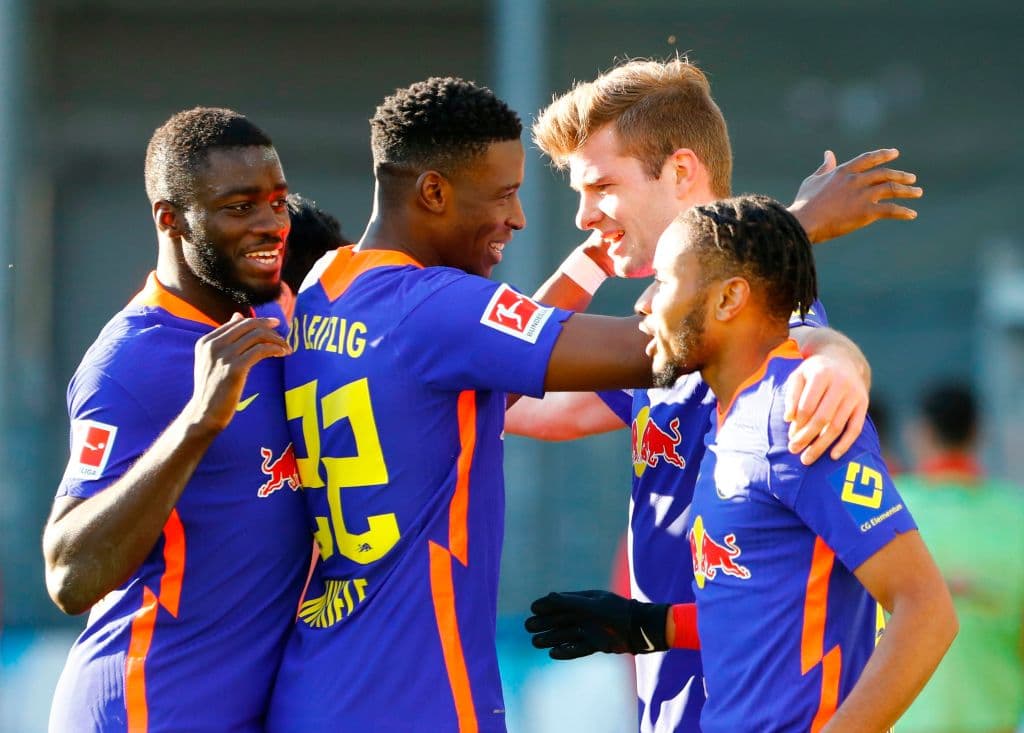 RB Leipzig goleó a domicilio al Friburgo con goles de Nkuku (41’), Sørloth (64’) y Forsberg (79’). Leipzig y Friburgo acumulan 53 y 34 unidades. Los de Nagelsmann buscarán un lugar en los Cuartos de la Champions a media semana ante Liverpool.