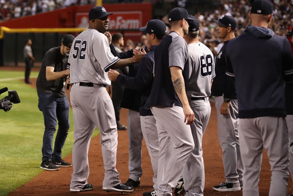 En ese momento, que coincidió con el final de la segunda entrada, CC Sabathia era felicitado por sus compañeros de los Yankees por llegar a los 3,000 ponches.