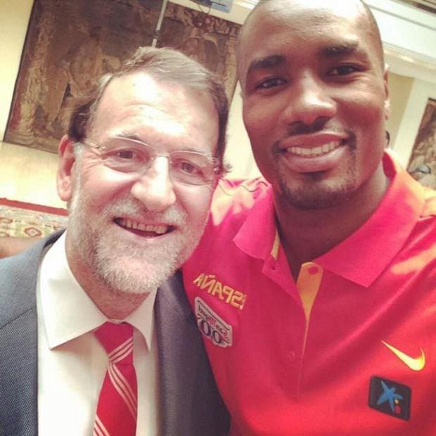 EL basketbolista Serge Ibaka posando con el ex presidente español Mariano Rajoy.