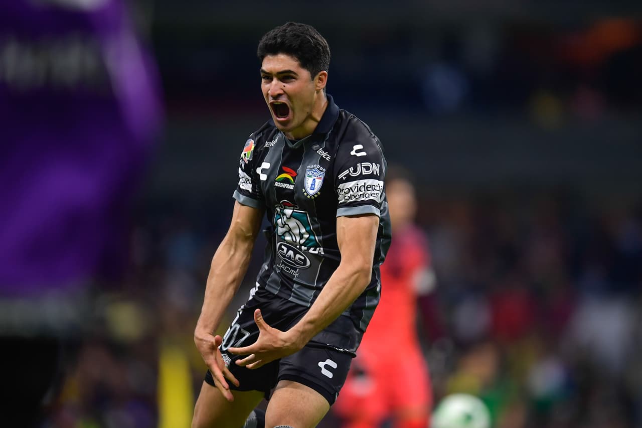 Un gol de penal de Nico Ibáñez al 82' le dio el dramático empate al Pachuca en la ida de Semifinales ante América celebrado en el Estadio Azteca.