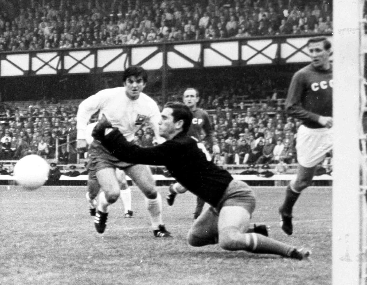 La 'Araña Negra' Lev Yashin fue múltiple campeón del fútbol soviético con el Dinamo Moscú, sin poder llevar su talento a lo más alto de Europa.