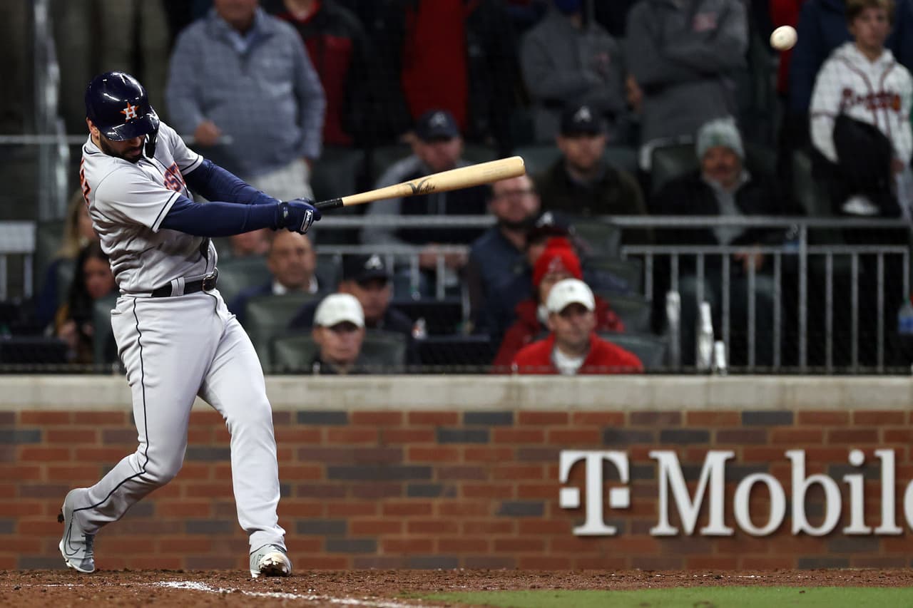 Los Astros lograron una remontada para ganar el quinto juego de la Serie Mundial con lo que evitaron que Atlanta se coronara ante su gente.