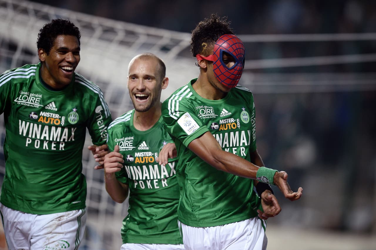 Sin embargo, el inicio de todo fue en la Ligue 1 de Francia cuando jugaba para el Saint-Etienne con esta máscara de Spiderman, no tan elaborada pero igual de festiva para sus goles.