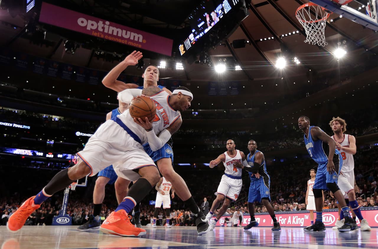 Carmelo Anthony con el balón en el juego de Knicks contra Magic.