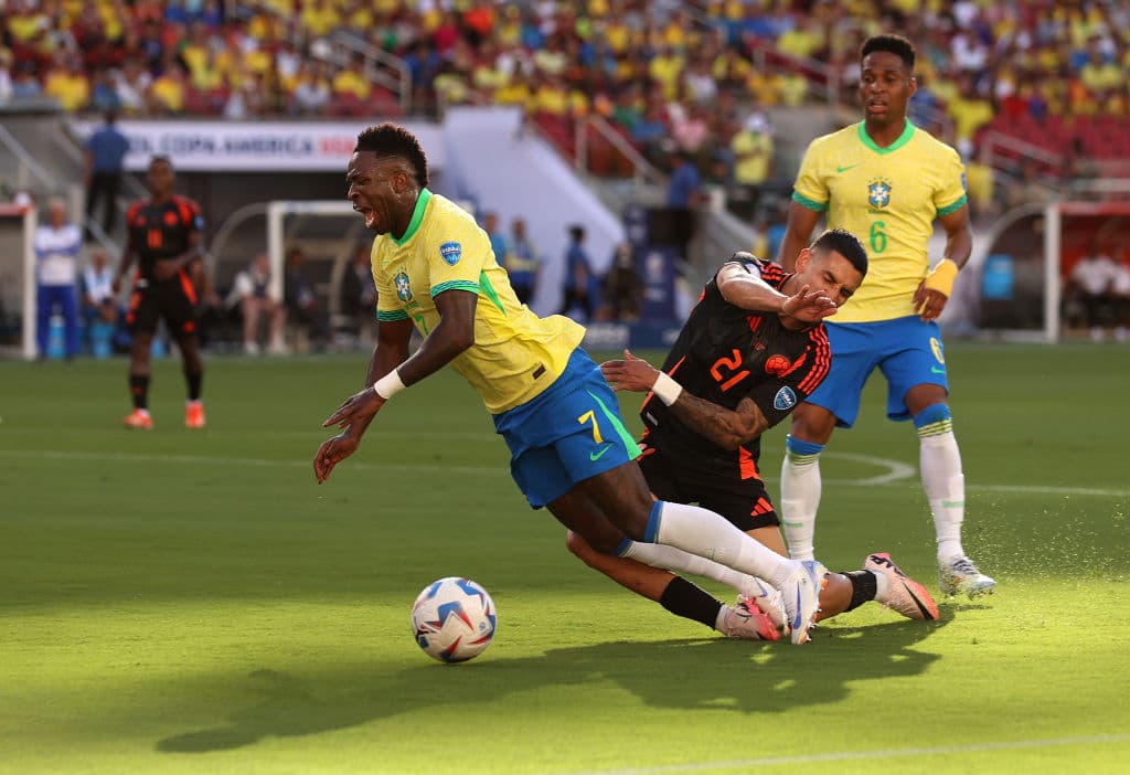 Conmebol admite error del VAR al no señalar penalti sobre Vinícius ante Colombia