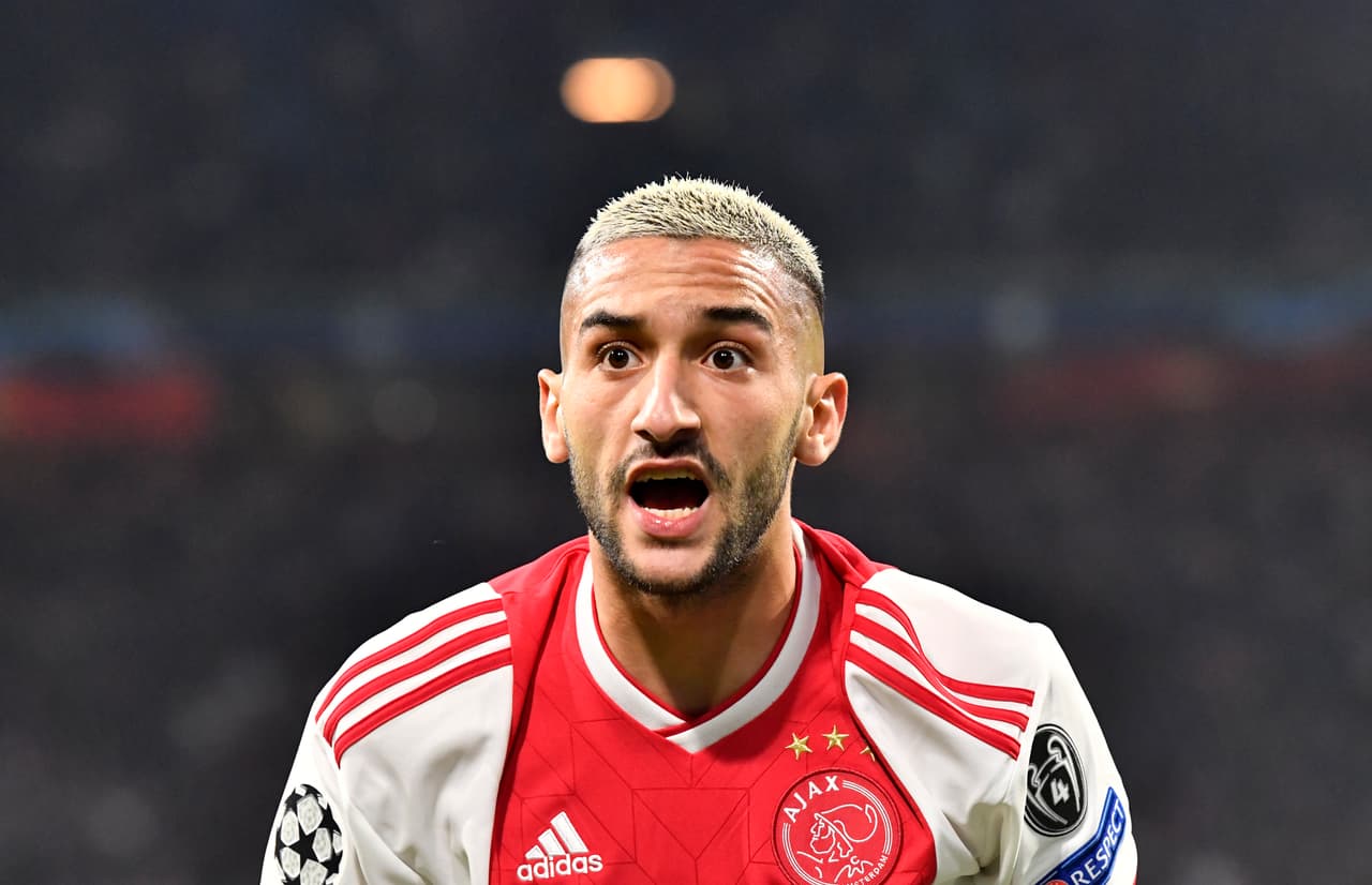 <b>Hakim Ziyech</b>
<br>A pesar de tener ya algo seguro con el Chelsea, si se da por terminada la Eredivisie e inicia el primero de junio en la Premier League, por reglamento no puede jugar hasta que ésta se de por terminada.