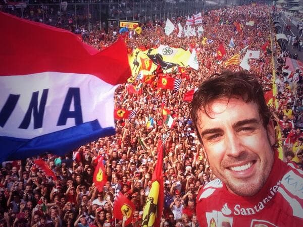 Selfie del piloto de la Formula 1, Fernando Alonso.