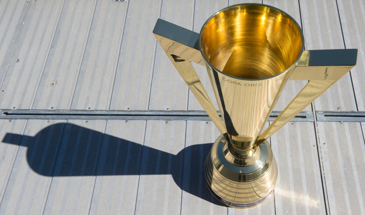 La Copa Oro tal y como la conocemos se creó en el año de 1990 luego de que la Concacaf le diera un nuevo rostro al torneo de la región, ya que desde 1963, dos años después del nacimiento de la confederación, hasta 1989 se jugó la Copa Concacaf.