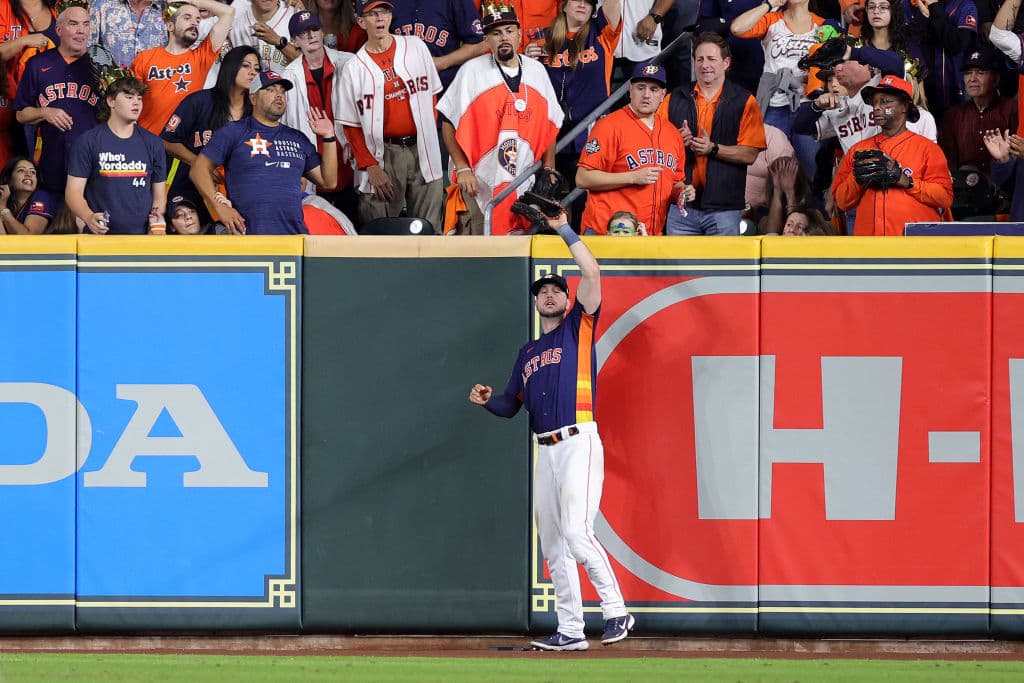 Kyle Tucker y una impresionante atrapada para evitar un home run en la octava entrada y que Philadelphia recortara distancias.