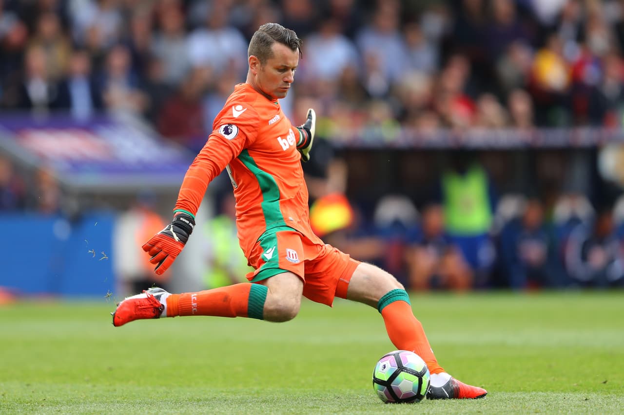 El irlandés Shay Given está en el Stoke City a sus 40 años de edad, luego de anunciar su retiro de la selección de su país en 2012.