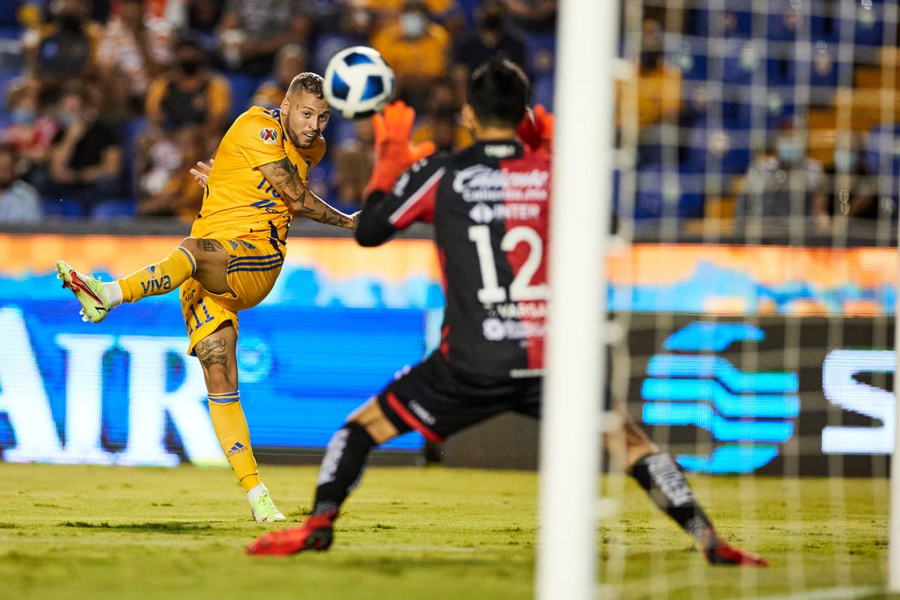 Nico López hizo vibrar el poste una vez más en la recta final en busca del doblete, pero el tiempo no le alcanzó a Tigres para sumar otra victoria.