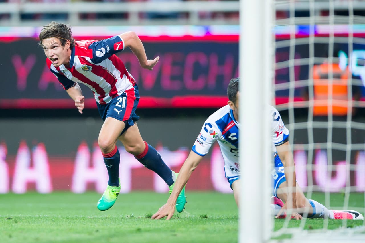 Chivas convirtió a Guadalajara en su fortín de nuevo al imponerse 3-2 contra Puebla en la fecha 13, para acercarse más a la pelea de la Liguilla.