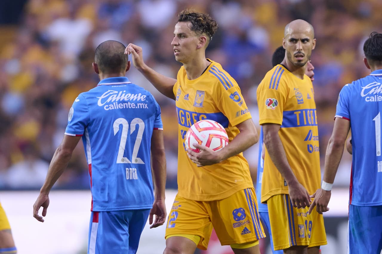 En la agonía del partido Cruz Azul se llevó el triunfo del Universitario de Nuevo León al derrotar a los Tigres.
