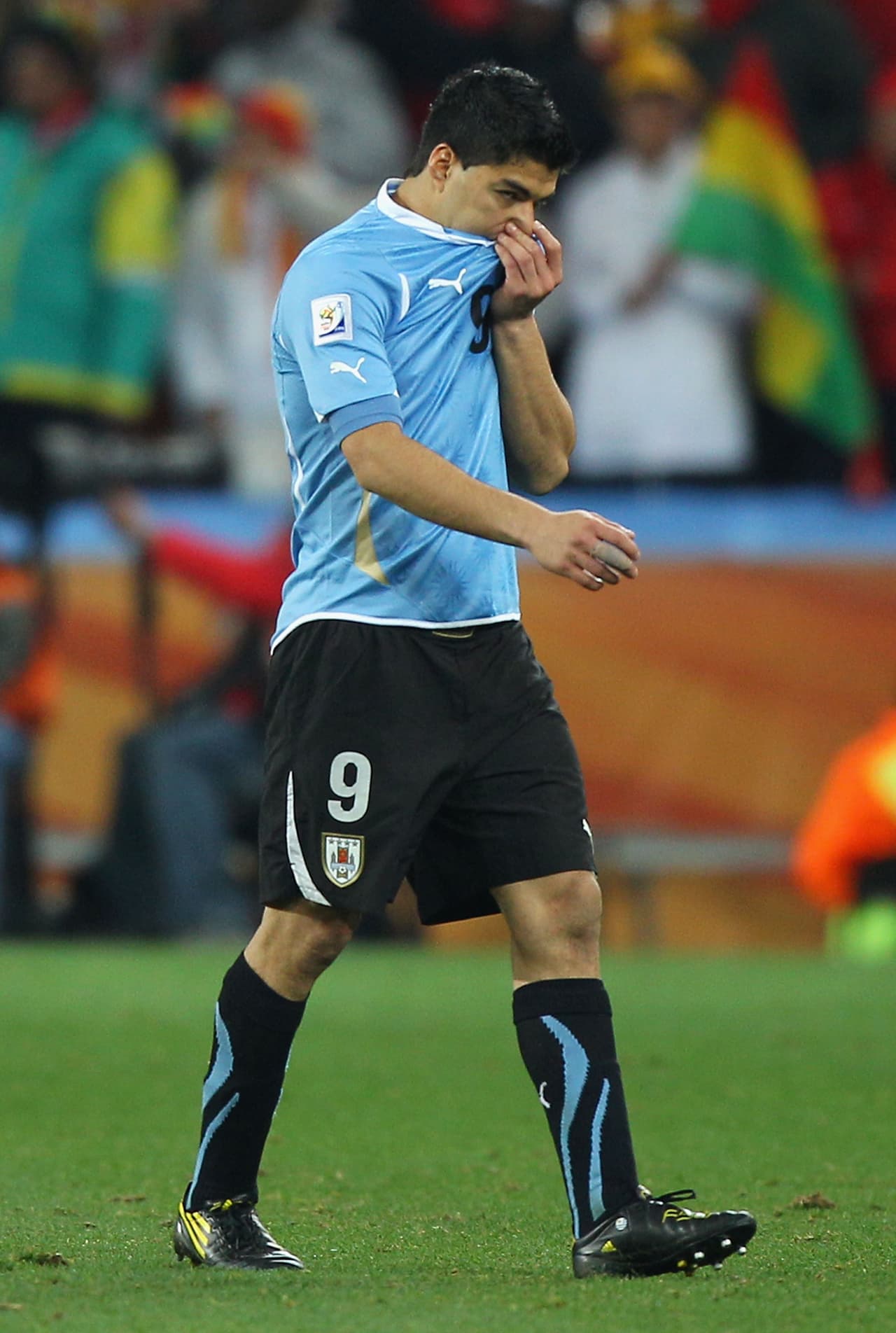 Con lo que parecía la suerte echada en su contra, por su expulsión y por el penalti al último minuto contra Uruguay, Suárez salió del terreno.