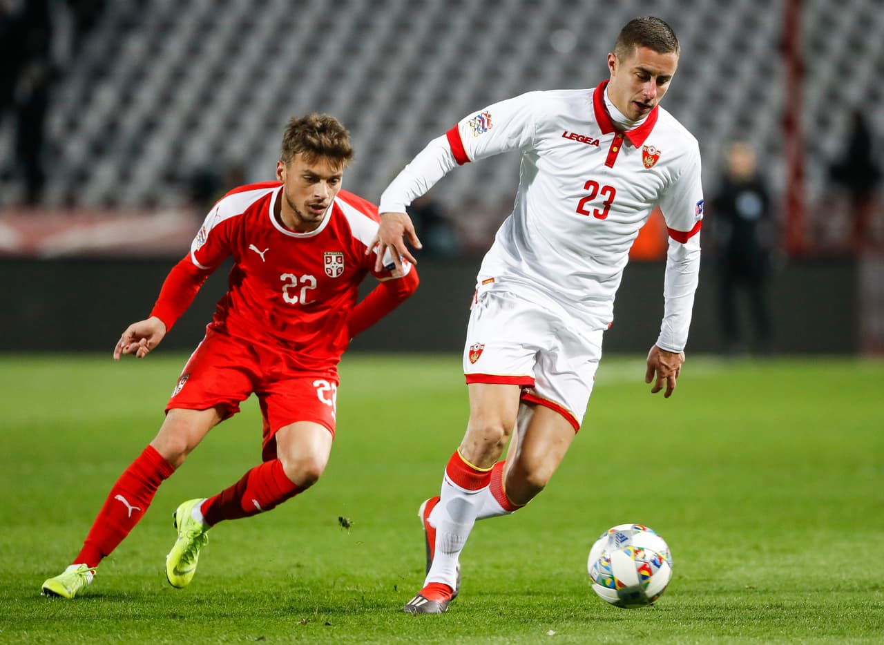 Doce años después,
<b>Serbia venció 2-1 a Montenegro en la UEFA Nations League. </b>Los dos futbolistas que aparecen en esta imagen, Adem Ljajic y Adam Marusic, nacieron en suelo serbio.