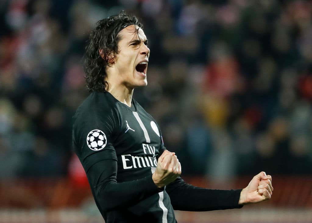 Edinson Cavani, juega para el PSG, es delantero y los clubes interesados son: Manchester United, Tottenham Spurs, Chelsea y Atlético Madrid. Sin embargo el Atlético de Madrid es probable que se retire de la negociación por las constantes negativas por parte del PSG.