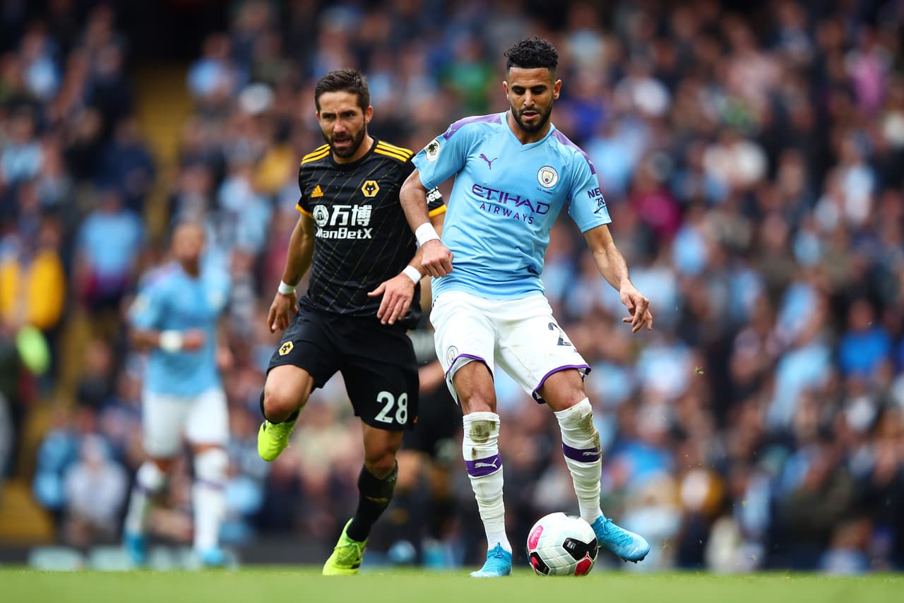 Adama se estrenó con el Barcelona a la edad de 17 años. Siempre ha llamado la atención por su velocidad y por tener el físico de un jugador de rugby.