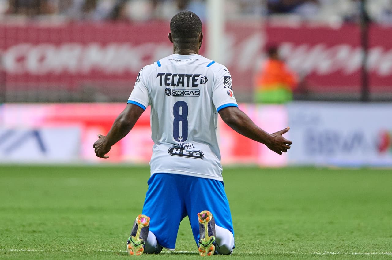 Del otro lado, Rayados recibía a los Tuzos con un empate y una victoria previas en busca de mejorar su paso en la Liga MX con ayuda de su afición.