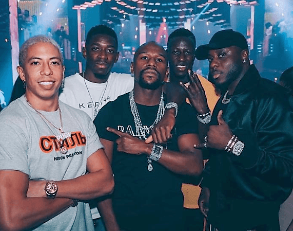 A la derecha del gran excampeón mundial invicto Floyd Mayweather (centro) está Ousmane Dembélé con el ídolo del boxeo. Seguramente pasándola muy bien.