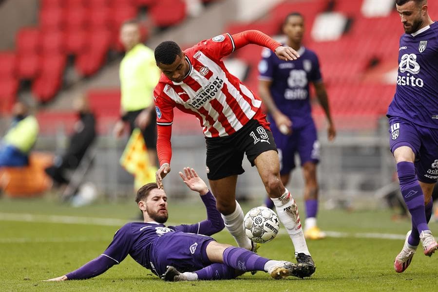 Con goles de Donyell Malen, Denzel Dumfries y Mohammed Ihattaren, el PSV se impone 3-0 ante el Heracles Almelo, en el Estadio Phillips, durante la Jornada 28 en la Eredivisie. El mexicano Erick Gutiérrez, a pesar de ser convocado, no tuvo minutos durante el encuentro.