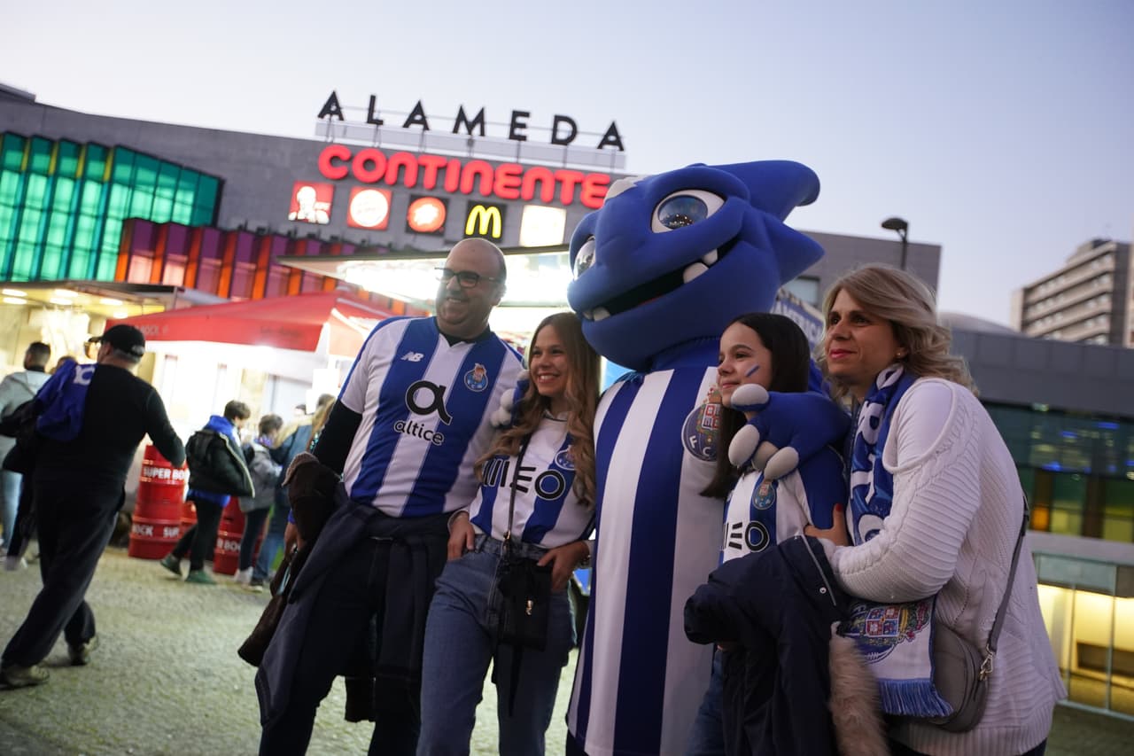 Ambiente familiar en las afueras del estadio, previo al inicio del encuentro entre el Porto y el Portimonense.