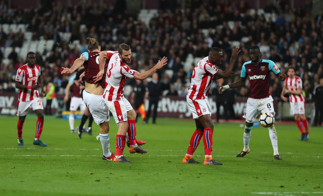 Carroll se vistió de héroe al minuto 45 del segundo tiempo para empatar el partido.