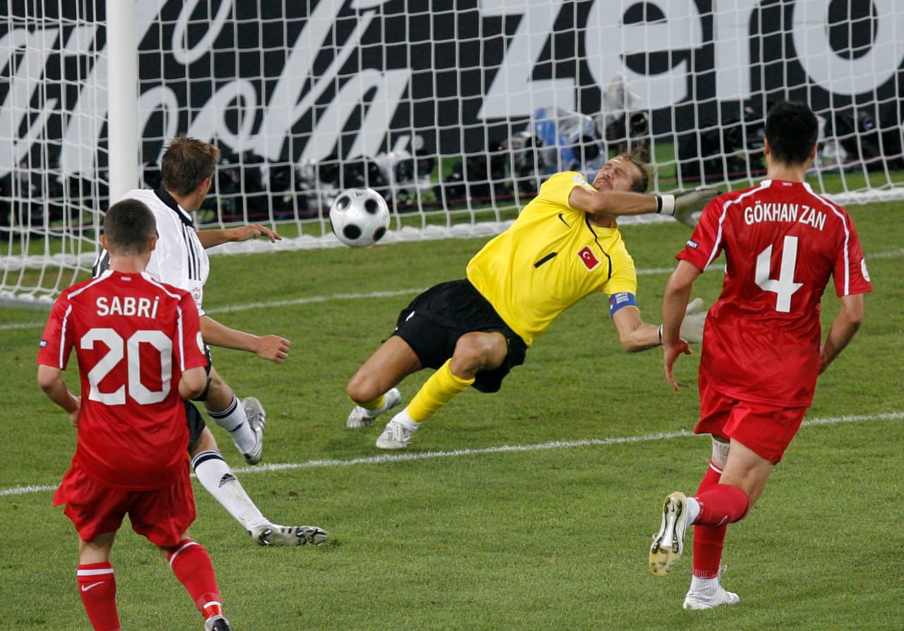 Es importante recordar parte de la trayectoria de Rüştü como portero de Selección de Turquía donde jugó la Copa del Mundo Corea-Japón 2002 y su selección quedó en tercer puerto de dicha competencia. También jugó en el FC Barcelona. En su país natal debutó con Antalayaspor, tuvo doble etapa con Fenerbahçe y se retiró en Besiktas en 2012.