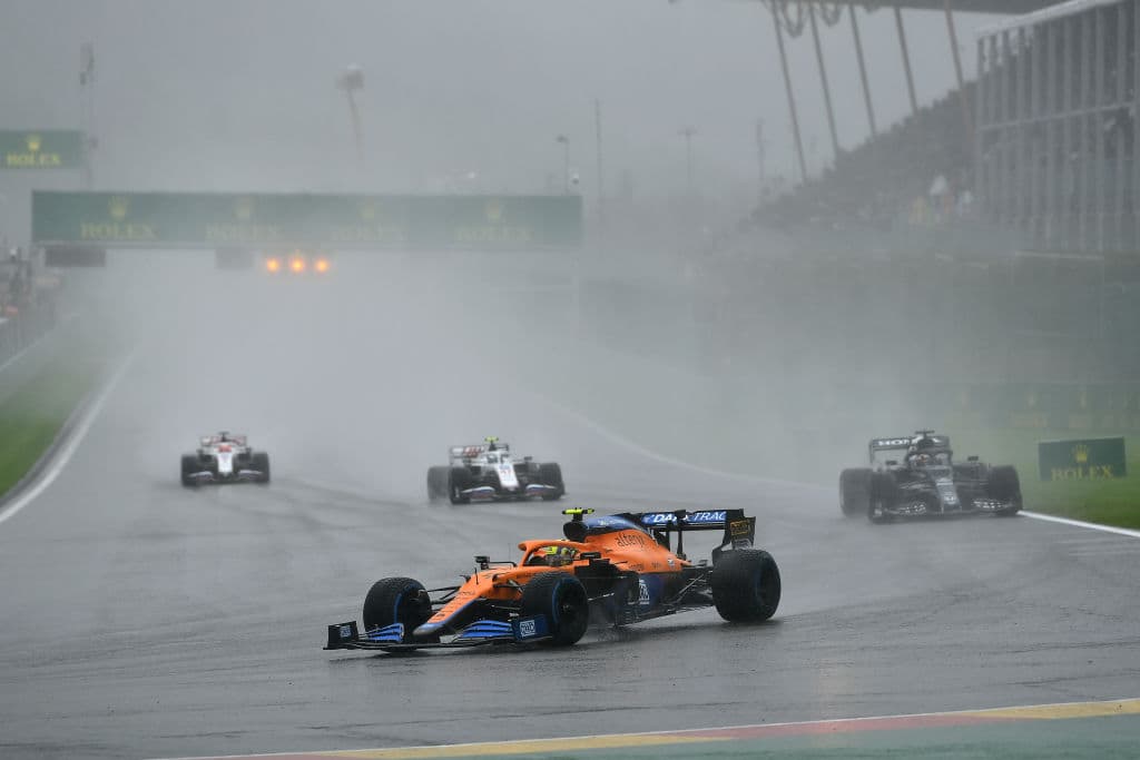 Tras hora y media de retraso por cuestiones climáticas, el Gran Premio de Bélgica se registra como el más corto en la historia, pues tras tres vueltas del circuito y con safety car, se decidió dar por terminada la carrera y sólo se les dará la mitad de puntos a los pilotos. Max Verstappen fue el ganador del circuito, pues fue el primero en partir tras lograr la pole position.