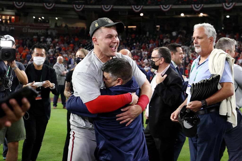 Fiesta en Houston, tras un aplasatante enfrentamiento, jugadores de los Atlanta Braves celebran el cuarto título de Serie Mundial de la franquicia.