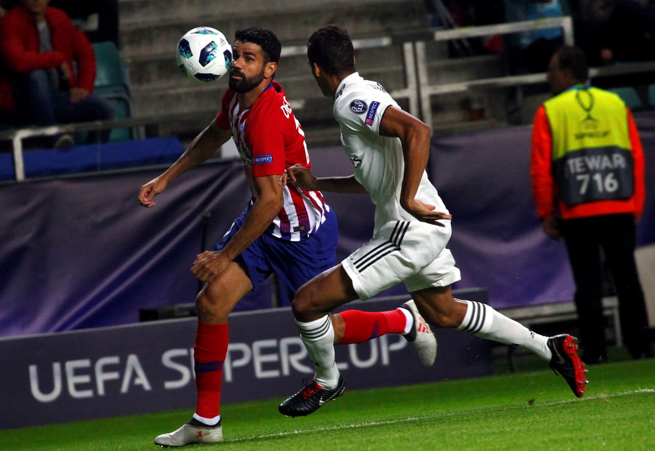 Costa cabeceó un pase de Diego Godín y con esa misma jugada se autohabilitó para poner el balón para perfilarse a la cancha de Real Madrid.