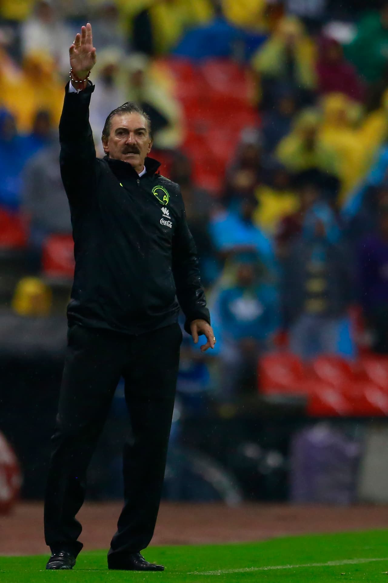 En cambio, si se trata de actos muchas veces reprochables, el argentino Ricardo La Volpe tiene poca defensa. El ahora entrenador de América incluso fue relegado de un cargo por denuncias de acoso sexual y en varias ocasiones se ha visto envuelto en discusiones en las que hasta se ha ido a la agresión física con futbolistas.