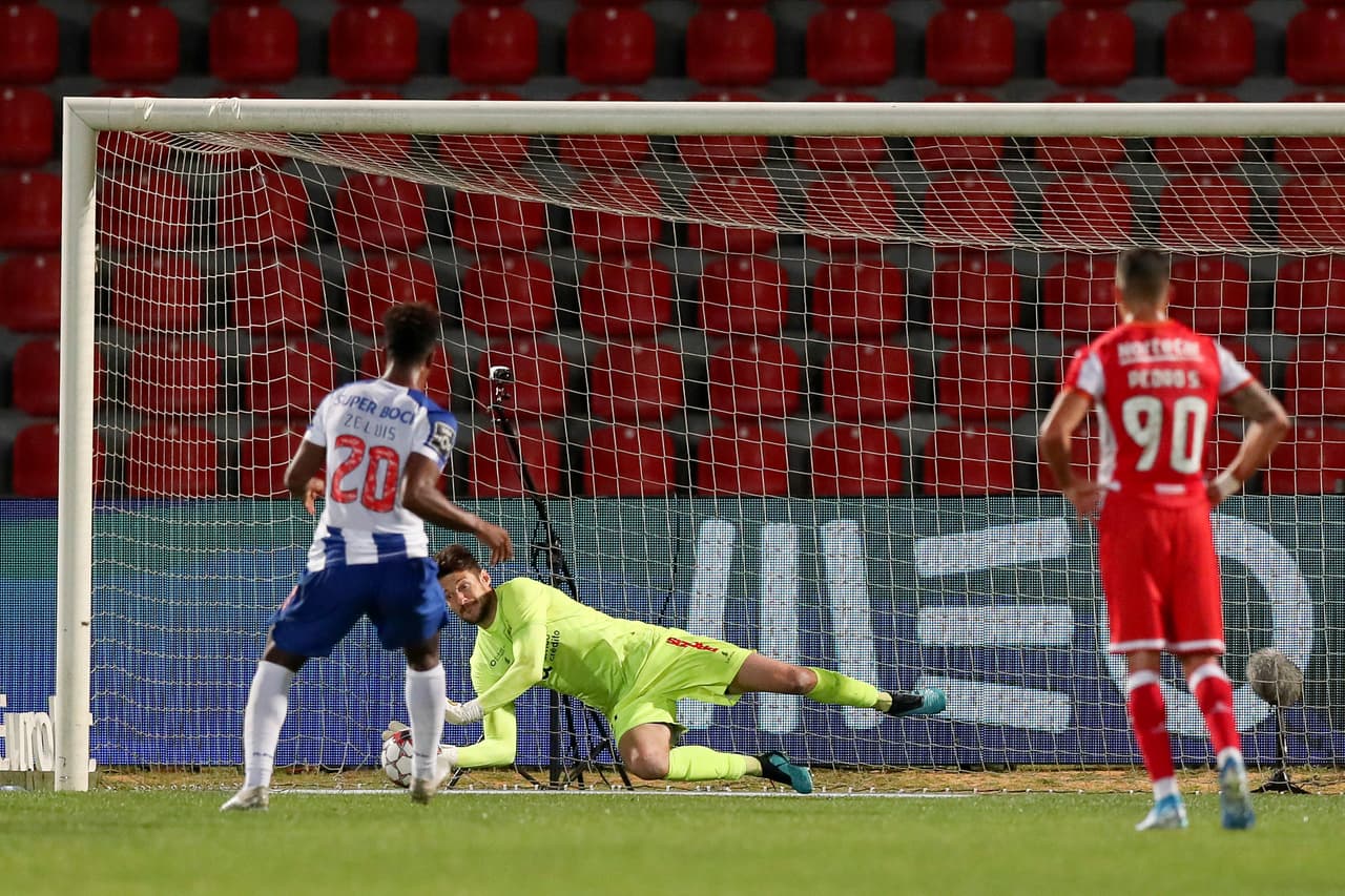 Porto no puede en su visita al CD Aves y terminan empatando 0-0. Al minuto 22 Zé Luís tuvo la oportunidad desde los once pasos, pero no logra aprovechar y el balón termina en las manos del arquero.