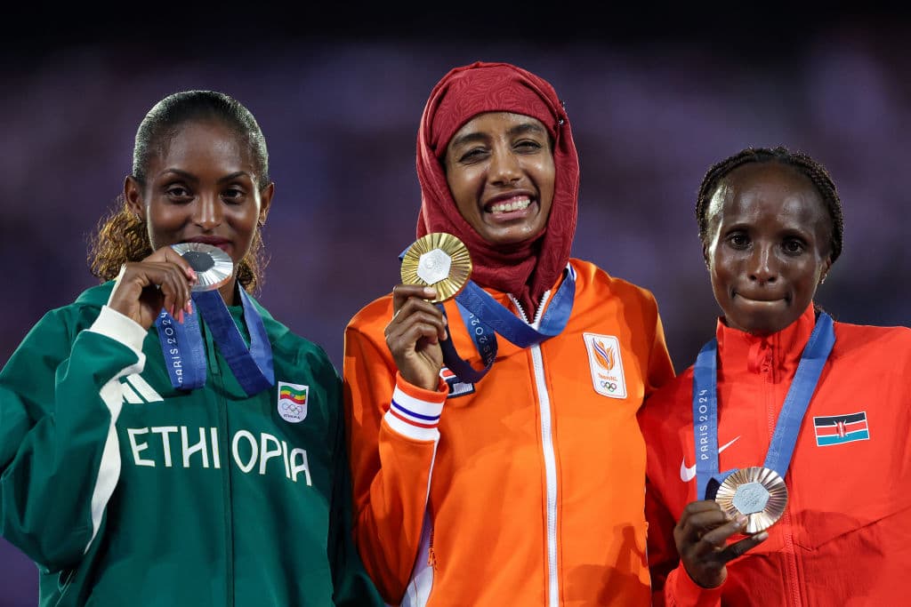 ¡Poderosa! Sifann Hassan acepta medalla de oro en Paris 2024 utilizando su hiyab
