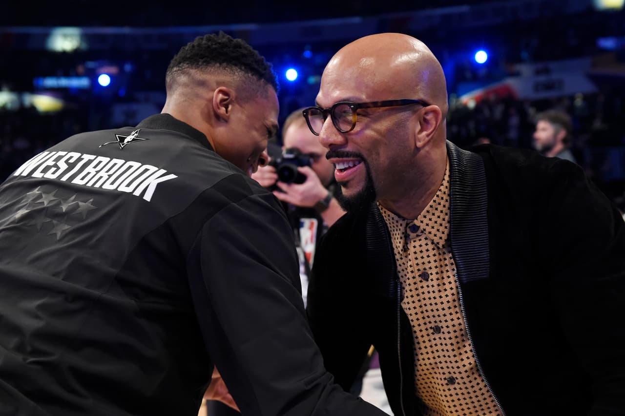Dentro de los espectadores estuvo el cantante de rap Common. Russell Westbrook no dudó en saludarlo.