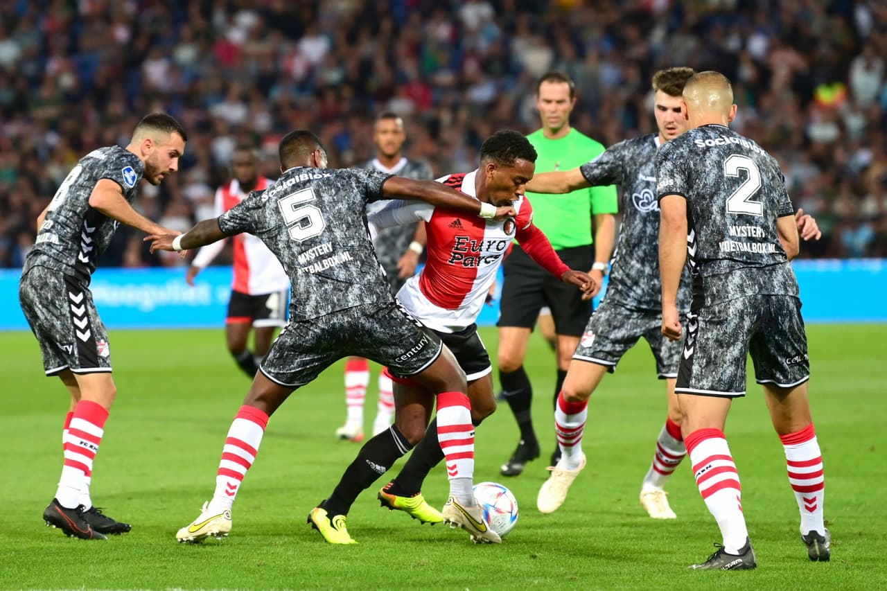 Santiago Giménez se estrenó como goleador en los Países Bajos.