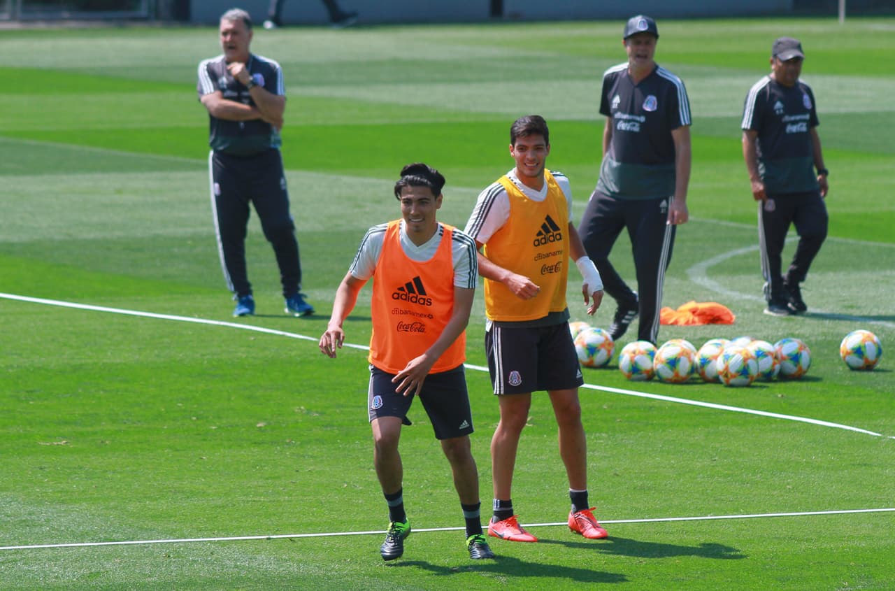 Erick Gutiérrez y Raúl Jiménez, durante el entrenamiento de la Selección Nacional de México.