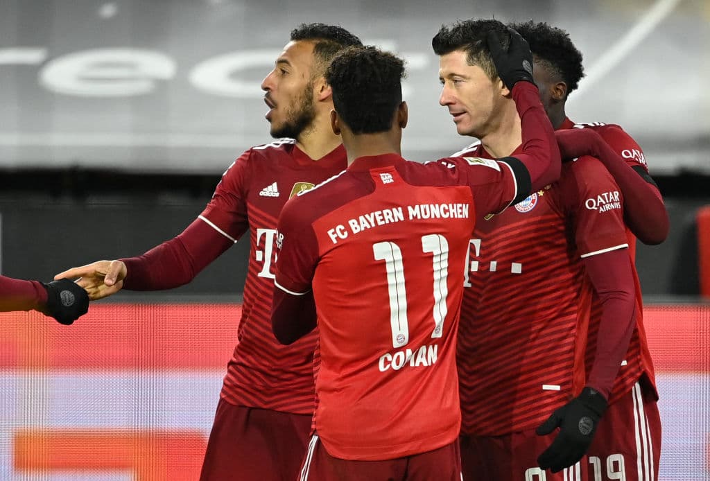 Con doblete de Robert Lewandowski, Bayern se impone 2-3 al Borussia Dortmund de Erling Braut Haaland.