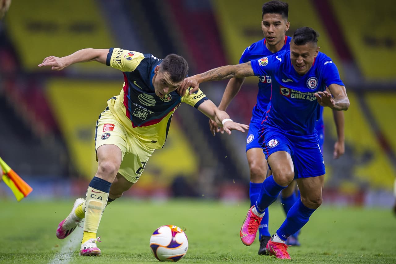 Federico Viñas luchó en la parte alta de la cancha pero estuvo muy solo.