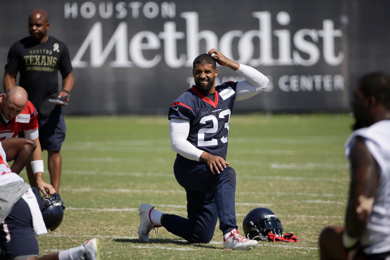 Arian Foster de lo más relajado durante las OTAs (AP-NFL).