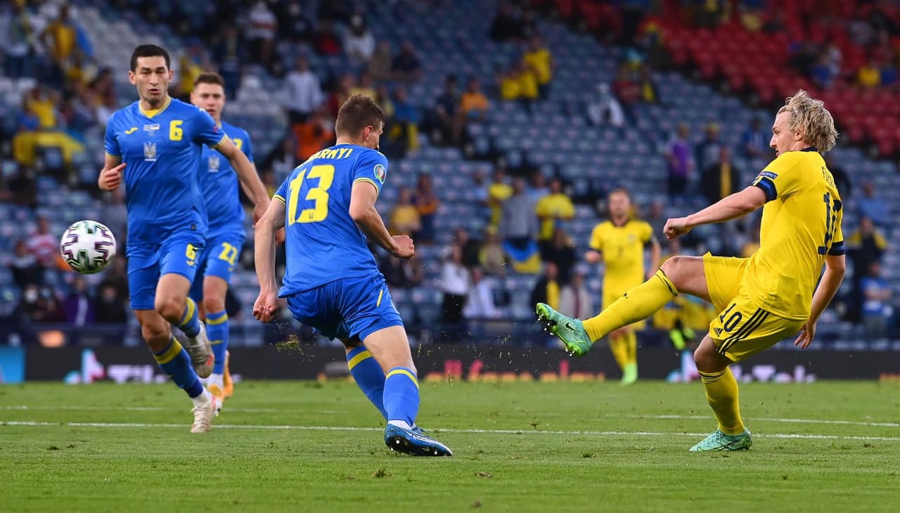 Ucrania lo hace y deja fuera a Suecia en tiempos extra con marcador de 2-1; consigue su pase a Cuartos de Final en la Euro 2020. Oleksandr Zinchenko abría el marcador al minuto 27, pero el sueco Emil Forsberg empataba el encuentro al 43'. Quien le da la victoria y el pase a la siguiente ronda a los ucranianos, es Artem Dovbyk al 120+1', quienes enfrentarán a Inglaterra este sábado.