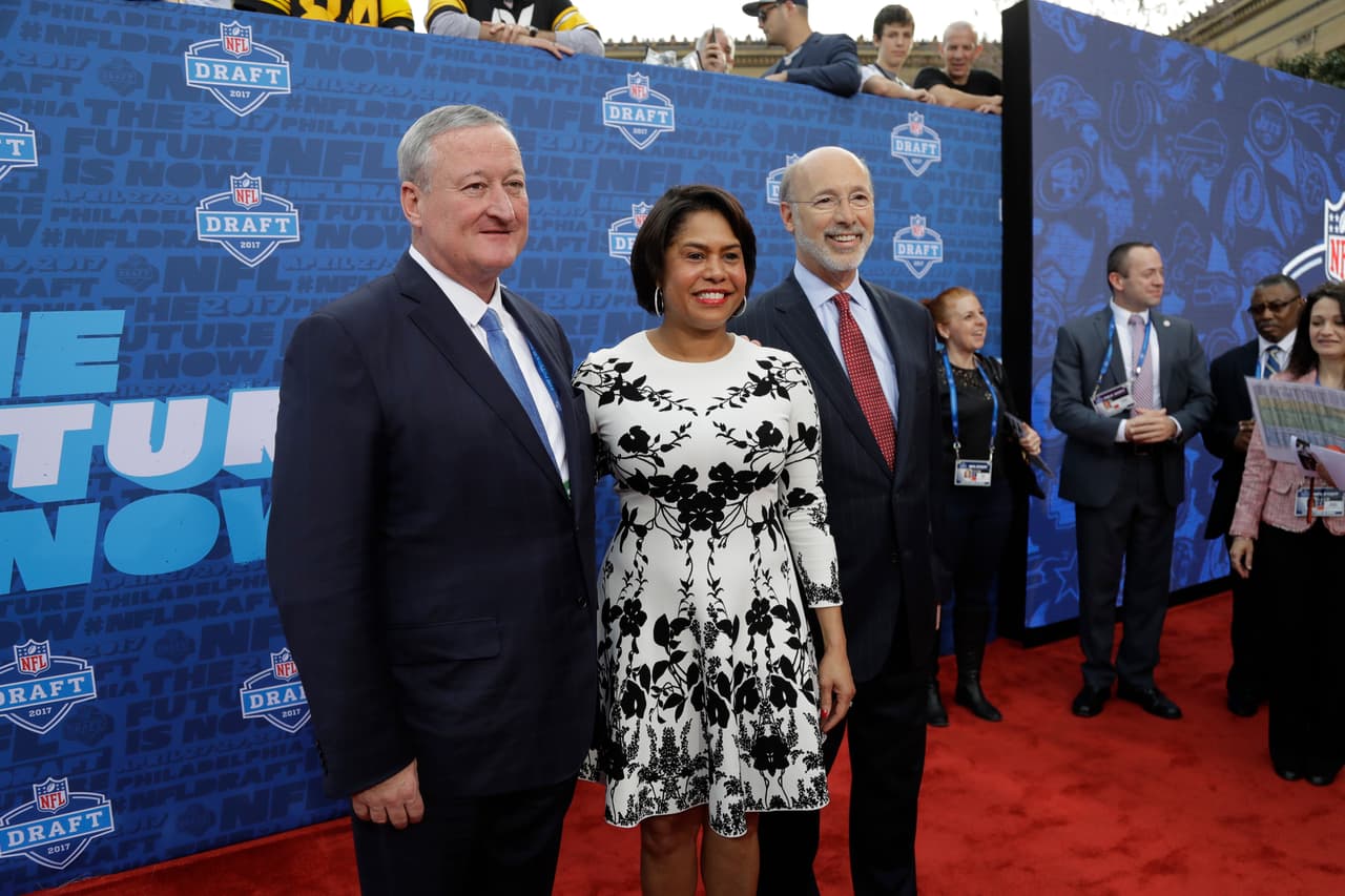 El alcalde de Filadelfia Jim Kenney (izquierda) y el gobernador de Pensilvania Tom Wolf (derecha) posan en la alfombra roja antes de la primera ronda del draft.