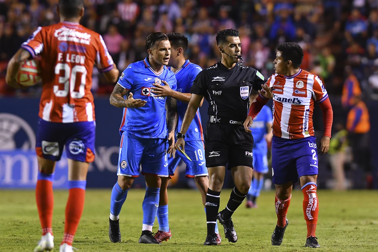 Sebastián Jurado se convirtió en héroe de un Cruz Azul que también vio como Santi Giménez y Alejandro Mayorga se fueron lesionados y ahora son grandes dudas para el fin de semana. San Luis se cansó de fallar.