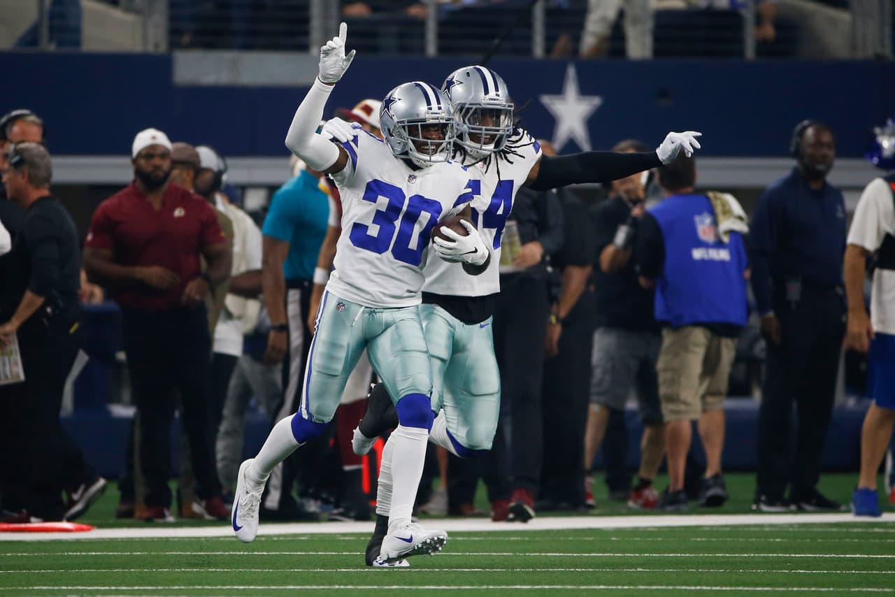 La defensa también jugó un rol importantísimo. Aquí Anthony Brown (30) con una de las dos intercepciones que sufrió el nuevo qiarterback titular de Washington, Colt McCoy.