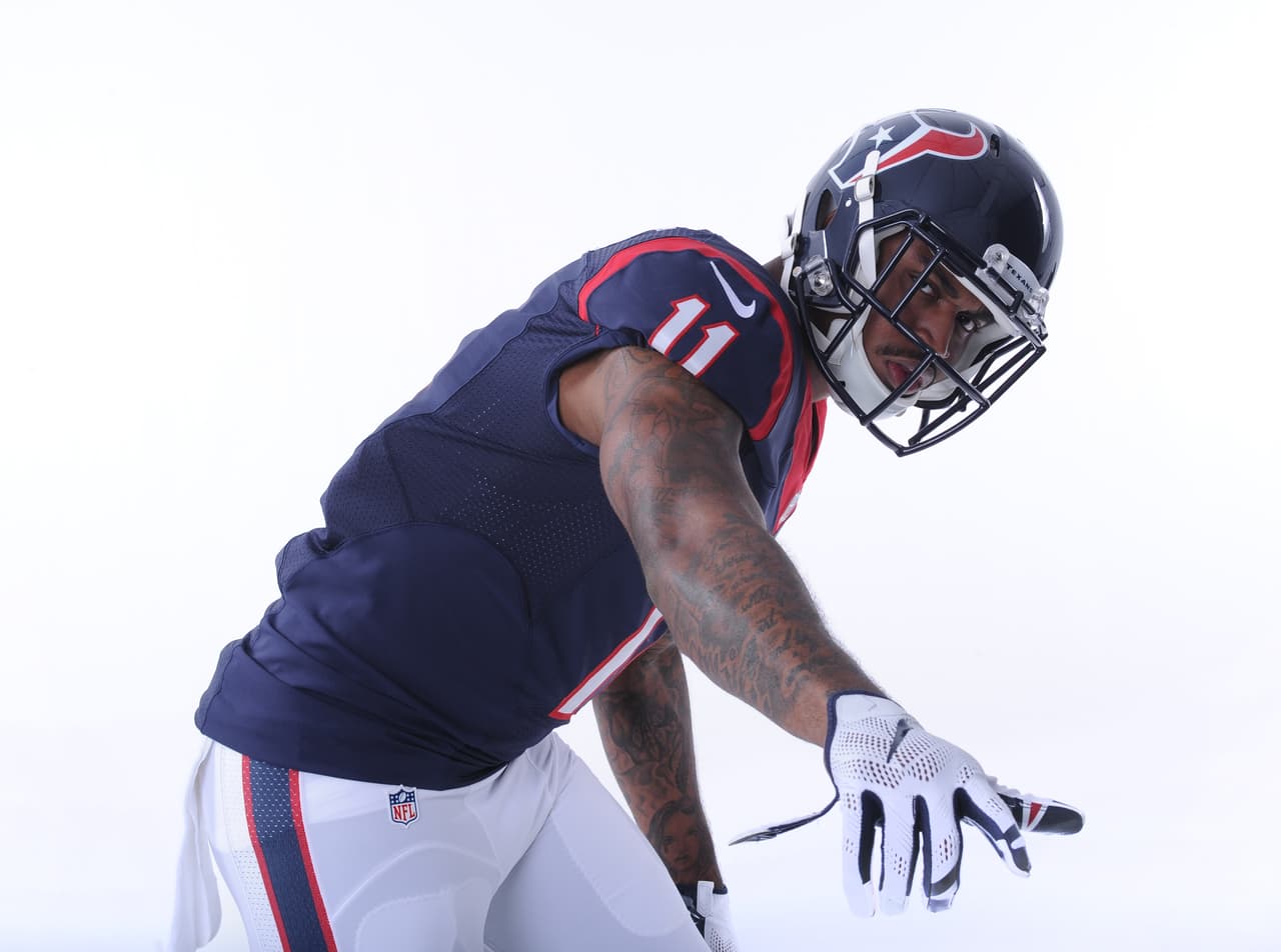 Checa las imágenes del novato receptor de los Houston Texans, Jaelen Strong, durante su sesión de fotos y dentro de los entrenamientos (AP-NFL).