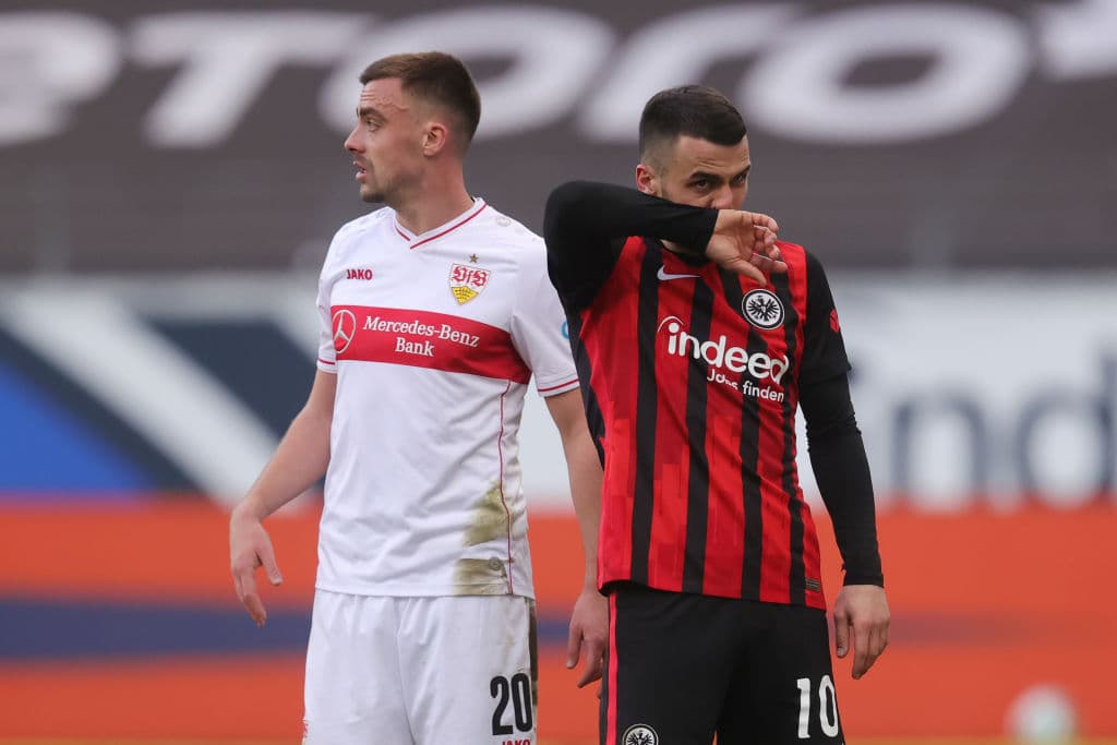 Frankfurt y Stuttgart igualaron con goles de Kostic (69’) y Kalajdzic (67’); llegaron a 43 y 33 unidades, respectivamente. Frankfurt se aferra a conseguir un lugar en competiciones de la UEFA.