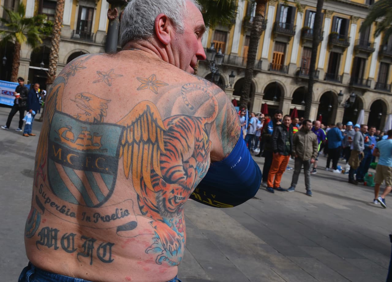 Los fanáticos en el mundo quisieron rendir un homenaje a sus países, equipos o jugadores favoritos por medio de tatuajes. Algunos más grandes y coloridos, con rostros de las figuras y escudos representativos son una muestra del cariño que alrededor del mundo expresan los hinchas del fútbol.