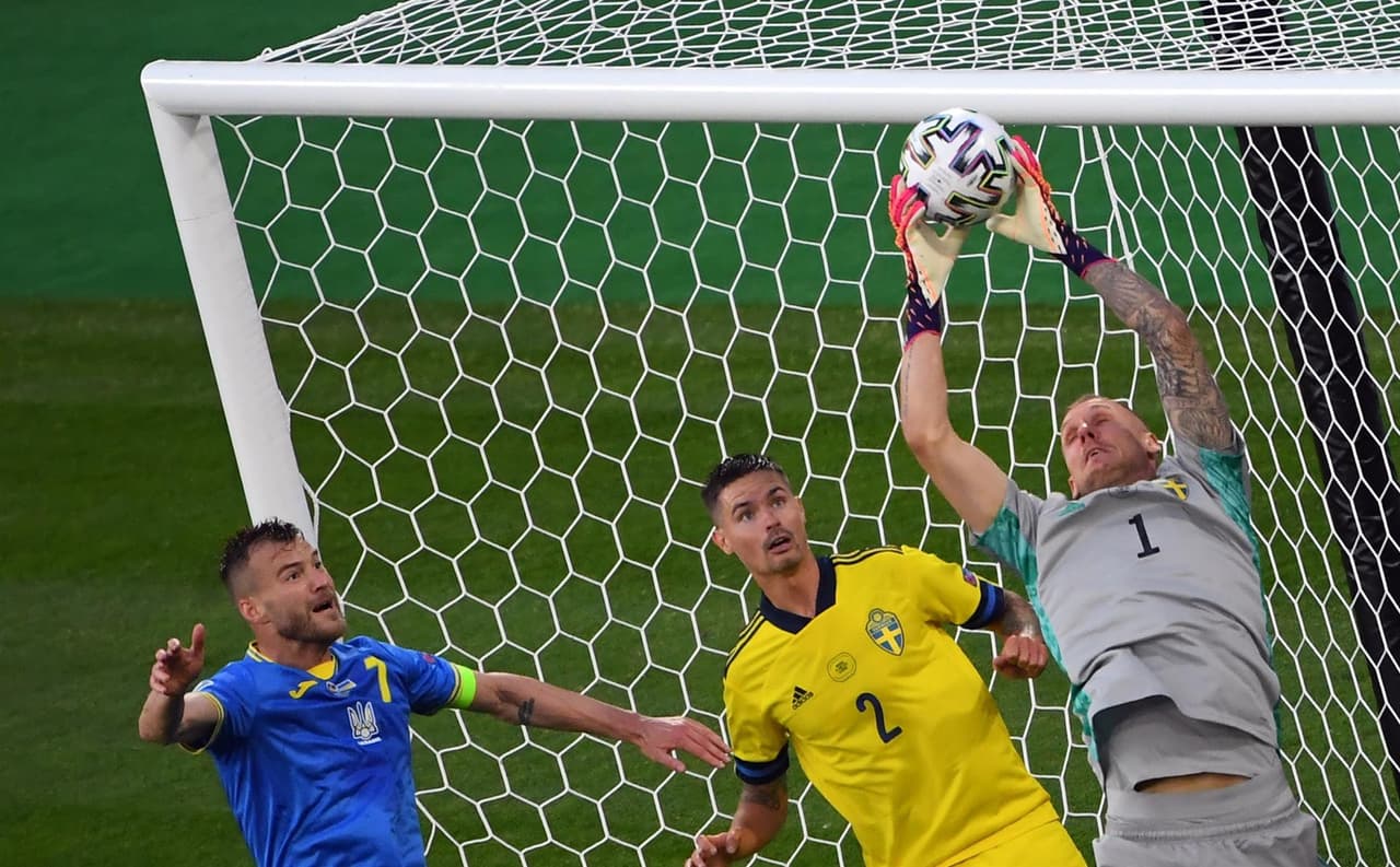 Ucrania lo hace y deja fuera a Suecia en tiempos extra con marcador de 2-1; consigue su pase a Cuartos de Final en la Euro 2020. Oleksandr Zinchenko abría el marcador al minuto 27, pero el sueco Emil Forsberg empataba el encuentro al 43'. Quien le da la victoria y el pase a la siguiente ronda a los ucranianos, es Artem Dovbyk al 120+1', quienes enfrentarán a Inglaterra este sábado.